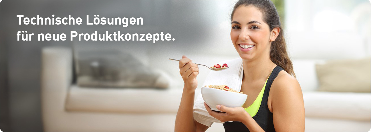 Eine Frau die nach dem Fitnesstraining ein Müsli isst.